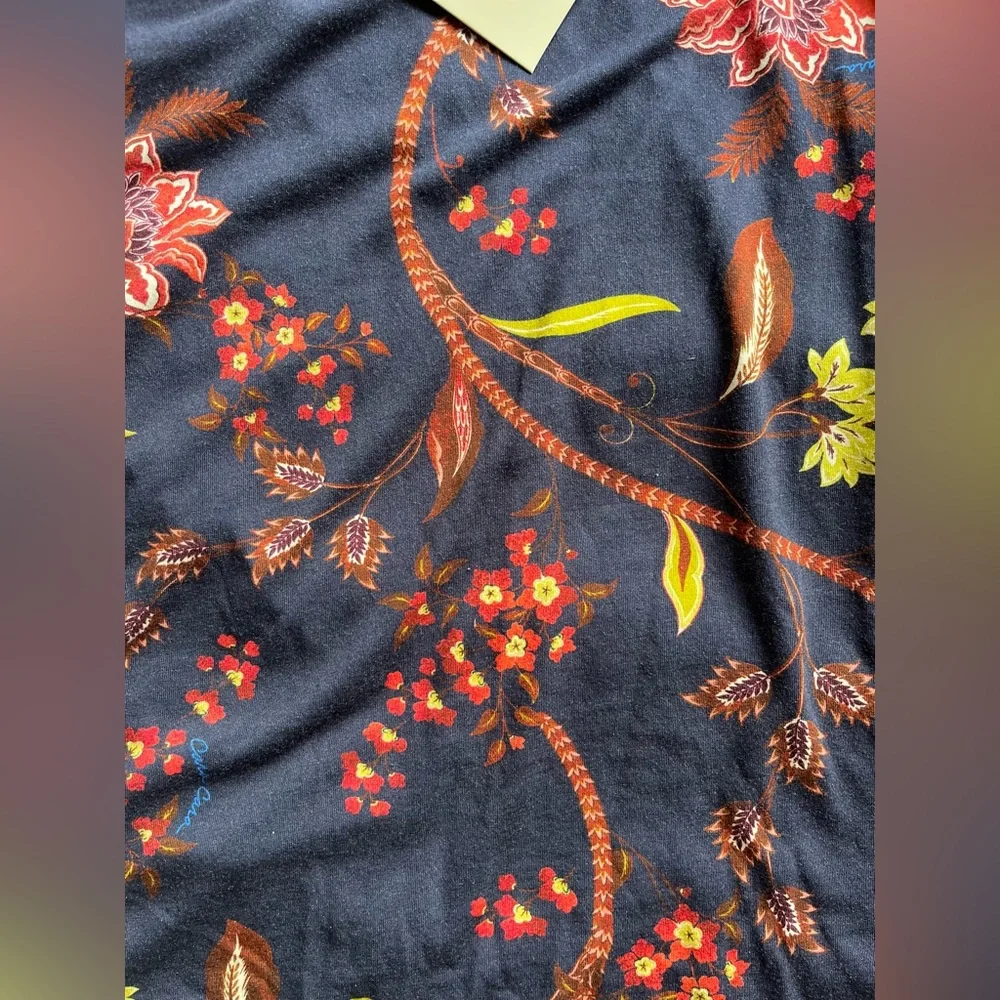 NWT Piper Top in Ophelia Floral Midnight
By Cara Cara, luxurious, super soft ! - Picture 3 of 3